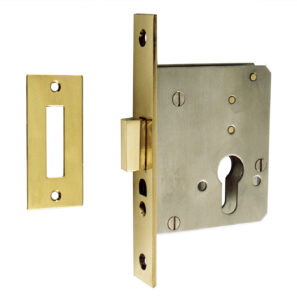 Serratura con scontro e sede per cilindro di sicurezza