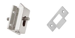 Chiusura a scrocco 36 x 32 mm con attacco per pomoli e perno guida sul retro